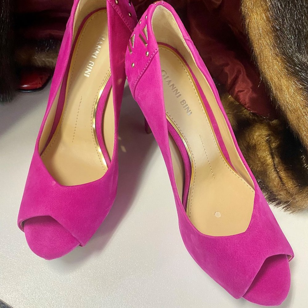 Gianni Bini Peek-A-Boo Pink Suede Shoes Size 7.5